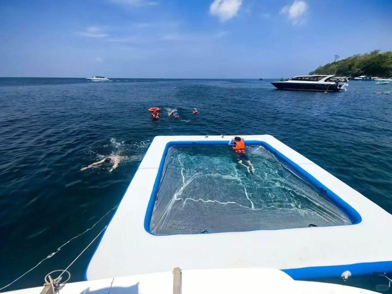 Inflatable yacht toys